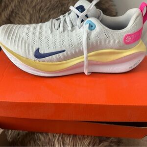 Nike React Infinity Run 4 in Vibrant Orange Box